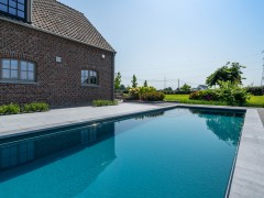 LPW Pools Nager dans une eau d’un bleu profond, projet de Aqua Pura
