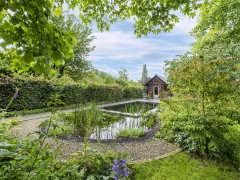 Tuinwerken Willemsens Un étang de baignade intégré au paysage