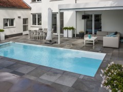 Nijs nv Tache bleue cernée  de murs blancs 